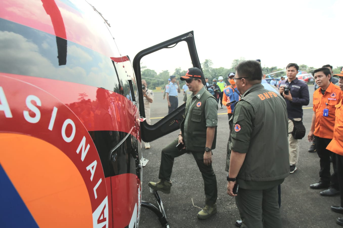Kepala BNPB Letjen TNI Suharyanto (kemeja dan rompi hijau) saat melakukan peninjauan udara menggunakan helikopter di wilayah Sumatera Selatan pada Selasa (12/9).